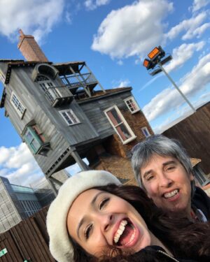 Mafalda Tavares Instagram - Harry Potter Studios 💜 Parte 2/3
“São as nossas escolhas que revelam quem realmente somos, muito mais do que as nossas habilidades” quem diz esta frase no filme Harry Potter e a Câmara Secreta?

#harrypotter #harrypotterfan #harrypotterworld #harrypotterstudios #harrypotterstudiotour #harrypotterstudioslondon #harrypotterstudiotourlondon #warnerbros #warnerbrosstudios #london #londres #londonactivities
