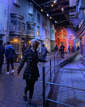 Mafalda Tavares Instagram - Harry Potter Studios 💜 Parte 2/3
“São as nossas escolhas que revelam quem realmente somos, muito mais do que as nossas habilidades” quem diz esta frase no filme Harry Potter e a Câmara Secreta?

#harrypotter #harrypotterfan #harrypotterworld #harrypotterstudios #harrypotterstudiotour #harrypotterstudioslondon #harrypotterstudiotourlondon #warnerbros #warnerbrosstudios #london #londres #londonactivities