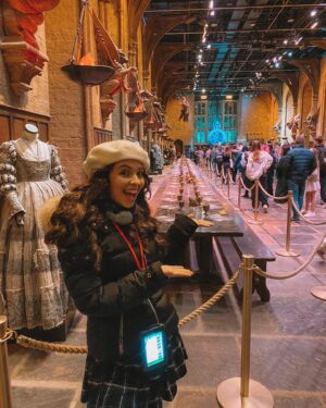 Mafalda Tavares Instagram - Harry Potter Studios 🇬🇧 Parte 1/3
Uma das atividades desta viagem que mais gostei… Confesso que não sou fanática pela saga e só vi os 3 primeiros filmes mas depois de conhecer todo o backstage fiquei a admirar muito mais esta produção.
.
Muitas das coisas que achava que eram feitas digitalmente afinal foram feitas à mão por artistas inacreditáveis que tornaram todos os efeitos especiais possíveis e praticáveis. Passem pelos meus stories/destaques e vejam o carrossel de vídeos que vos vou deixar 🤳🏼
.
Comprei os bilhetes no site wbstudiotour.co.uk onde existem várias opções de bilhete , no meu caso escolhi o bilhete Studio Tour (£51.50) que inclui o tour completo aos estúdios e o transfer da estação de comboios aos estúdios e vice-versa no autocarro do Harry Potter. No local comprei o áudio guia (£6) e aconselho imenso porque contam imensas curiosidades interessantes sobre as filmagens. A visita demorou cerca de 6 horas 😅 a meio da visita passam por uma zona de restauração onde podem almoçar.
.
Agora que já têm a informação do vosso lado quero saber, de 0 a 10 quão fã és do Harry Potter?
.
#wbtourlondon #wbtourlondonharrypotter #harrypotter #harrypotterfan #harrypotterworld #harrypotterlondon #harrypottertour #warnerbros #warnerbrosstudios #london #londres  #harrypotterstudios #harrypotterstudiotour #travel