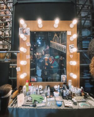 Mafalda Tavares Instagram - Harry Potter Studios 🇬🇧 Parte 1/3
Uma das atividades desta viagem que mais gostei… Confesso que não sou fanática pela saga e só vi os 3 primeiros filmes mas depois de conhecer todo o backstage fiquei a admirar muito mais esta produção.
.
Muitas das coisas que achava que eram feitas digitalmente afinal foram feitas à mão por artistas inacreditáveis que tornaram todos os efeitos especiais possíveis e praticáveis. Passem pelos meus stories/destaques e vejam o carrossel de vídeos que vos vou deixar 🤳🏼
.
Comprei os bilhetes no site wbstudiotour.co.uk onde existem várias opções de bilhete , no meu caso escolhi o bilhete Studio Tour (£51.50) que inclui o tour completo aos estúdios e o transfer da estação de comboios aos estúdios e vice-versa no autocarro do Harry Potter. No local comprei o áudio guia (£6) e aconselho imenso porque contam imensas curiosidades interessantes sobre as filmagens. A visita demorou cerca de 6 horas 😅 a meio da visita passam por uma zona de restauração onde podem almoçar.
.
Agora que já têm a informação do vosso lado quero saber, de 0 a 10 quão fã és do Harry Potter?
.
#wbtourlondon #wbtourlondonharrypotter #harrypotter #harrypotterfan #harrypotterworld #harrypotterlondon #harrypottertour #warnerbros #warnerbrosstudios #london #londres  #harrypotterstudios #harrypotterstudiotour #travel