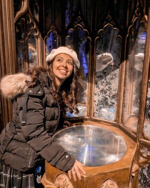 Mafalda Tavares Instagram - Harry Potter Studios 🇬🇧 Parte 1/3
Uma das atividades desta viagem que mais gostei… Confesso que não sou fanática pela saga e só vi os 3 primeiros filmes mas depois de conhecer todo o backstage fiquei a admirar muito mais esta produção.
.
Muitas das coisas que achava que eram feitas digitalmente afinal foram feitas à mão por artistas inacreditáveis que tornaram todos os efeitos especiais possíveis e praticáveis. Passem pelos meus stories/destaques e vejam o carrossel de vídeos que vos vou deixar 🤳🏼
.
Comprei os bilhetes no site wbstudiotour.co.uk onde existem várias opções de bilhete , no meu caso escolhi o bilhete Studio Tour (£51.50) que inclui o tour completo aos estúdios e o transfer da estação de comboios aos estúdios e vice-versa no autocarro do Harry Potter. No local comprei o áudio guia (£6) e aconselho imenso porque contam imensas curiosidades interessantes sobre as filmagens. A visita demorou cerca de 6 horas 😅 a meio da visita passam por uma zona de restauração onde podem almoçar.
.
Agora que já têm a informação do vosso lado quero saber, de 0 a 10 quão fã és do Harry Potter?
.
#wbtourlondon #wbtourlondonharrypotter #harrypotter #harrypotterfan #harrypotterworld #harrypotterlondon #harrypottertour #warnerbros #warnerbrosstudios #london #londres  #harrypotterstudios #harrypotterstudiotour #travel