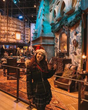 Mafalda Tavares Instagram - Harry Potter Studios 🇬🇧 Parte 1/3
Uma das atividades desta viagem que mais gostei… Confesso que não sou fanática pela saga e só vi os 3 primeiros filmes mas depois de conhecer todo o backstage fiquei a admirar muito mais esta produção.
.
Muitas das coisas que achava que eram feitas digitalmente afinal foram feitas à mão por artistas inacreditáveis que tornaram todos os efeitos especiais possíveis e praticáveis. Passem pelos meus stories/destaques e vejam o carrossel de vídeos que vos vou deixar 🤳🏼
.
Comprei os bilhetes no site wbstudiotour.co.uk onde existem várias opções de bilhete , no meu caso escolhi o bilhete Studio Tour (£51.50) que inclui o tour completo aos estúdios e o transfer da estação de comboios aos estúdios e vice-versa no autocarro do Harry Potter. No local comprei o áudio guia (£6) e aconselho imenso porque contam imensas curiosidades interessantes sobre as filmagens. A visita demorou cerca de 6 horas 😅 a meio da visita passam por uma zona de restauração onde podem almoçar.
.
Agora que já têm a informação do vosso lado quero saber, de 0 a 10 quão fã és do Harry Potter?
.
#wbtourlondon #wbtourlondonharrypotter #harrypotter #harrypotterfan #harrypotterworld #harrypotterlondon #harrypottertour #warnerbros #warnerbrosstudios #london #londres  #harrypotterstudios #harrypotterstudiotour #travel