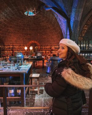 Mafalda Tavares Instagram - Harry Potter Studios 🇬🇧 Parte 1/3
Uma das atividades desta viagem que mais gostei… Confesso que não sou fanática pela saga e só vi os 3 primeiros filmes mas depois de conhecer todo o backstage fiquei a admirar muito mais esta produção.
.
Muitas das coisas que achava que eram feitas digitalmente afinal foram feitas à mão por artistas inacreditáveis que tornaram todos os efeitos especiais possíveis e praticáveis. Passem pelos meus stories/destaques e vejam o carrossel de vídeos que vos vou deixar 🤳🏼
.
Comprei os bilhetes no site wbstudiotour.co.uk onde existem várias opções de bilhete , no meu caso escolhi o bilhete Studio Tour (£51.50) que inclui o tour completo aos estúdios e o transfer da estação de comboios aos estúdios e vice-versa no autocarro do Harry Potter. No local comprei o áudio guia (£6) e aconselho imenso porque contam imensas curiosidades interessantes sobre as filmagens. A visita demorou cerca de 6 horas 😅 a meio da visita passam por uma zona de restauração onde podem almoçar.
.
Agora que já têm a informação do vosso lado quero saber, de 0 a 10 quão fã és do Harry Potter?
.
#wbtourlondon #wbtourlondonharrypotter #harrypotter #harrypotterfan #harrypotterworld #harrypotterlondon #harrypottertour #warnerbros #warnerbrosstudios #london #londres  #harrypotterstudios #harrypotterstudiotour #travel