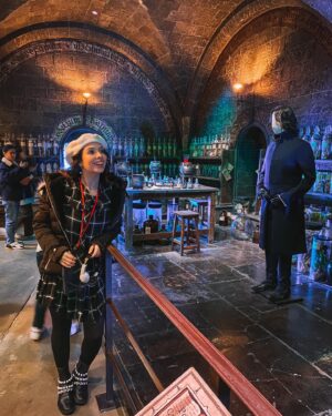 Mafalda Tavares Instagram - Harry Potter Studios 🇬🇧 Parte 1/3
Uma das atividades desta viagem que mais gostei… Confesso que não sou fanática pela saga e só vi os 3 primeiros filmes mas depois de conhecer todo o backstage fiquei a admirar muito mais esta produção.
.
Muitas das coisas que achava que eram feitas digitalmente afinal foram feitas à mão por artistas inacreditáveis que tornaram todos os efeitos especiais possíveis e praticáveis. Passem pelos meus stories/destaques e vejam o carrossel de vídeos que vos vou deixar 🤳🏼
.
Comprei os bilhetes no site wbstudiotour.co.uk onde existem várias opções de bilhete , no meu caso escolhi o bilhete Studio Tour (£51.50) que inclui o tour completo aos estúdios e o transfer da estação de comboios aos estúdios e vice-versa no autocarro do Harry Potter. No local comprei o áudio guia (£6) e aconselho imenso porque contam imensas curiosidades interessantes sobre as filmagens. A visita demorou cerca de 6 horas 😅 a meio da visita passam por uma zona de restauração onde podem almoçar.
.
Agora que já têm a informação do vosso lado quero saber, de 0 a 10 quão fã és do Harry Potter?
.
#wbtourlondon #wbtourlondonharrypotter #harrypotter #harrypotterfan #harrypotterworld #harrypotterlondon #harrypottertour #warnerbros #warnerbrosstudios #london #londres  #harrypotterstudios #harrypotterstudiotour #travel