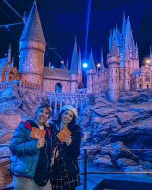 Mafalda Tavares Instagram - Harry Potter Studios 🇬🇧 Parte 1/3
Uma das atividades desta viagem que mais gostei… Confesso que não sou fanática pela saga e só vi os 3 primeiros filmes mas depois de conhecer todo o backstage fiquei a admirar muito mais esta produção.
.
Muitas das coisas que achava que eram feitas digitalmente afinal foram feitas à mão por artistas inacreditáveis que tornaram todos os efeitos especiais possíveis e praticáveis. Passem pelos meus stories/destaques e vejam o carrossel de vídeos que vos vou deixar 🤳🏼
.
Comprei os bilhetes no site wbstudiotour.co.uk onde existem várias opções de bilhete , no meu caso escolhi o bilhete Studio Tour (£51.50) que inclui o tour completo aos estúdios e o transfer da estação de comboios aos estúdios e vice-versa no autocarro do Harry Potter. No local comprei o áudio guia (£6) e aconselho imenso porque contam imensas curiosidades interessantes sobre as filmagens. A visita demorou cerca de 6 horas 😅 a meio da visita passam por uma zona de restauração onde podem almoçar.
.
Agora que já têm a informação do vosso lado quero saber, de 0 a 10 quão fã és do Harry Potter?
.
#wbtourlondon #wbtourlondonharrypotter #harrypotter #harrypotterfan #harrypotterworld #harrypotterlondon #harrypottertour #warnerbros #warnerbrosstudios #london #londres  #harrypotterstudios #harrypotterstudiotour #travel