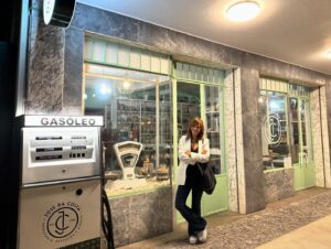 Mafalda Veiga Instagram - Dias felizes na Madeira, nesta descoberta maravilhosa que é a @merceariajosedacosta um restaurante-mercearia lindo que é também, à sua maneira tão afectiva, um pequeno “museu”. Obrigada @kivaraquel @dianapimentel @filipaleal_oficial pela tão boa companhia ❤️
