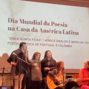 Mafalda Veiga Instagram - Ainda não tinha falado sobre este dia, o Dia Mundial da Poesia. Foi uma enorme alegria tocar em Portugal, pela primeira vez, com a extraordinária compositora colombiana @monica_giraldo .  Já nos tínhamos encontrado em Bogotá, na @filbogota , a convite do @pedrorapoula pela Embaixada de Portugal, já tínhamos gravado um dueto em plena pandemia, editado na Colômbia em 2021, e agora voltámos a encontrar-nos entre poetas para um dia inesquecível na @casamericalatina Obrigada, querida Mónica, pela tua música e pela tua amizade. Que seja a primeira “gotinha de água” de muitos regressos. Obrigada Pedro, obrigada querida @filipaleal_oficial e a todos os poetas que estiveram presentes. E obrigada Manuela Júdice, por toda essa força que nos inspira.❤️