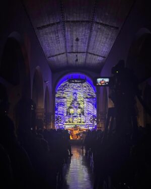 Mafalda Veiga Instagram - Ontem tocámos na Igreja Matriz de Monchique, no ciclo Vamos à Vila, e foi mesmo uma experiência maravilhosa e inesquecível. Que grande público, que grande acústica, que boa energia e que bela equipa a minha também. ❤️🎸 Obrigada a todos, ao Padre Tiago pela maneira tão simpática de nos acolher e ao @municipiodemonchique

Com @joaogilio e @franciscomedinamusic nas guitarras
Som - @joaoornelasmendes 
Luz - @cadiabaioa @fx_roadlights 
Backline - @vieirarmando 
Road Manager - @isabel_bicho 
Booking - @radardossons 

#mafaldaveiga #geografiaparticular