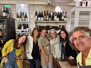 Mafalda Veiga Instagram - Dias felizes na Madeira, nesta descoberta maravilhosa que é a @merceariajosedacosta um restaurante-mercearia lindo que é também, à sua maneira tão afectiva, um pequeno “museu”. Obrigada @kivaraquel @dianapimentel @filipaleal_oficial pela tão boa companhia ❤️