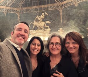 Mafalda Veiga Instagram - Parabéns, querida @mariaquintans ! 🌟🌟🌟🌟🌟
“Os demónios não gostam de ar fresco” é uma peça da Maria inspirada no “seu” Bergman e encenada por @albanojeronimooficial e @claudia_lucas_cheu que vai estar em cena no @teatrosaoluiz até domingo. Não percam! Parabéns Maria e parabéns a todos!