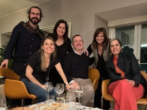 Mafalda Veiga Instagram - Ainda não tinha falado sobre este dia, o Dia Mundial da Poesia. Foi uma enorme alegria tocar em Portugal, pela primeira vez, com a extraordinária compositora colombiana @monica_giraldo .  Já nos tínhamos encontrado em Bogotá, na @filbogota , a convite do @pedrorapoula pela Embaixada de Portugal, já tínhamos gravado um dueto em plena pandemia, editado na Colômbia em 2021, e agora voltámos a encontrar-nos entre poetas para um dia inesquecível na @casamericalatina Obrigada, querida Mónica, pela tua música e pela tua amizade. Que seja a primeira “gotinha de água” de muitos regressos. Obrigada Pedro, obrigada querida @filipaleal_oficial e a todos os poetas que estiveram presentes. E obrigada Manuela Júdice, por toda essa força que nos inspira.❤️