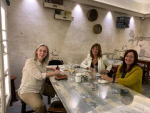 Mafalda Veiga Instagram - Dias felizes na Madeira, nesta descoberta maravilhosa que é a @merceariajosedacosta um restaurante-mercearia lindo que é também, à sua maneira tão afectiva, um pequeno “museu”. Obrigada @kivaraquel @dianapimentel @filipaleal_oficial pela tão boa companhia ❤️