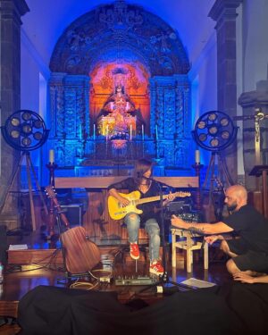 Mafalda Veiga Instagram - Ontem tocámos na Igreja Matriz de Monchique, no ciclo Vamos à Vila, e foi mesmo uma experiência maravilhosa e inesquecível. Que grande público, que grande acústica, que boa energia e que bela equipa a minha também. ❤️🎸 Obrigada a todos, ao Padre Tiago pela maneira tão simpática de nos acolher e ao @municipiodemonchique

Com @joaogilio e @franciscomedinamusic nas guitarras
Som - @joaoornelasmendes 
Luz - @cadiabaioa @fx_roadlights 
Backline - @vieirarmando 
Road Manager - @isabel_bicho 
Booking - @radardossons 

#mafaldaveiga #geografiaparticular