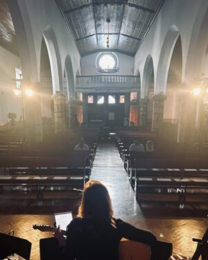 Mafalda Veiga Instagram - Ontem tocámos na Igreja Matriz de Monchique, no ciclo Vamos à Vila, e foi mesmo uma experiência maravilhosa e inesquecível. Que grande público, que grande acústica, que boa energia e que bela equipa a minha também. ❤️🎸 Obrigada a todos, ao Padre Tiago pela maneira tão simpática de nos acolher e ao @municipiodemonchique

Com @joaogilio e @franciscomedinamusic nas guitarras
Som - @joaoornelasmendes 
Luz - @cadiabaioa @fx_roadlights 
Backline - @vieirarmando 
Road Manager - @isabel_bicho 
Booking - @radardossons 

#mafaldaveiga #geografiaparticular