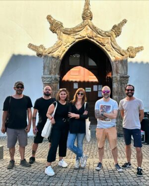 Mafalda Veiga Instagram - Ontem tocámos na Igreja Matriz de Monchique, no ciclo Vamos à Vila, e foi mesmo uma experiência maravilhosa e inesquecível. Que grande público, que grande acústica, que boa energia e que bela equipa a minha também. ❤️🎸 Obrigada a todos, ao Padre Tiago pela maneira tão simpática de nos acolher e ao @municipiodemonchique

Com @joaogilio e @franciscomedinamusic nas guitarras
Som - @joaoornelasmendes 
Luz - @cadiabaioa @fx_roadlights 
Backline - @vieirarmando 
Road Manager - @isabel_bicho 
Booking - @radardossons 

#mafaldaveiga #geografiaparticular
