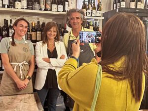 Mafalda Veiga Instagram - Dias felizes na Madeira, nesta descoberta maravilhosa que é a @merceariajosedacosta um restaurante-mercearia lindo que é também, à sua maneira tão afectiva, um pequeno “museu”. Obrigada @kivaraquel @dianapimentel @filipaleal_oficial pela tão boa companhia ❤️