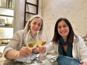 Mafalda Veiga Instagram - Dias felizes na Madeira, nesta descoberta maravilhosa que é a @merceariajosedacosta um restaurante-mercearia lindo que é também, à sua maneira tão afectiva, um pequeno “museu”. Obrigada @kivaraquel @dianapimentel @filipaleal_oficial pela tão boa companhia ❤️