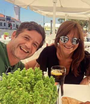 Mafalda Veiga Instagram - Foi bom conversar sobre a nossa amizade no podcast do @pedroribeirooficial para a @radiocomercial 
Foi bom e podem ouvir-nos no link da história ou nas plataformas digitais onde o “Poucos Mas Bons” está disponível. A única coisa melhor do que falar com um grande amigo sobre a nossa amizade é vivê-la. Obrigada, @pedrograngeroficial por tantas vezes que estiveste aqui para mim e me fizeste rir às gargalhadas com o teu mais que extraordinário sentido de humor. Adoro-te! 

#poucosmasbons #pedrogranger #podcast