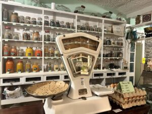 Mafalda Veiga Instagram - Dias felizes na Madeira, nesta descoberta maravilhosa que é a @merceariajosedacosta um restaurante-mercearia lindo que é também, à sua maneira tão afectiva, um pequeno “museu”. Obrigada @kivaraquel @dianapimentel @filipaleal_oficial pela tão boa companhia ❤️