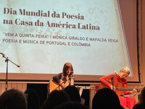 Mafalda Veiga Instagram - Ainda não tinha falado sobre este dia, o Dia Mundial da Poesia. Foi uma enorme alegria tocar em Portugal, pela primeira vez, com a extraordinária compositora colombiana @monica_giraldo .  Já nos tínhamos encontrado em Bogotá, na @filbogota , a convite do @pedrorapoula pela Embaixada de Portugal, já tínhamos gravado um dueto em plena pandemia, editado na Colômbia em 2021, e agora voltámos a encontrar-nos entre poetas para um dia inesquecível na @casamericalatina Obrigada, querida Mónica, pela tua música e pela tua amizade. Que seja a primeira “gotinha de água” de muitos regressos. Obrigada Pedro, obrigada querida @filipaleal_oficial e a todos os poetas que estiveram presentes. E obrigada Manuela Júdice, por toda essa força que nos inspira.❤️