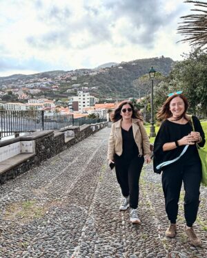 Mafalda Veiga Instagram - III Feira do Livro de Santa Cruz, Madeira, e um regresso muito desejado a uma das ilhas mais bonitas do mundo. 
Um brinde à vida tal qual ela é. ❤️❤️❤️❤️

@kivaraquel 
@filipaleal_oficial 
@culturasantacruz