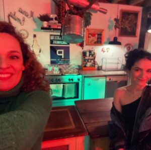 Mafalda Veiga Instagram - Uma das coisas que mais me fascina em qualquer projeto é o que acontece nos bastidores, a preparação de tudo, os abraços, as gargalhadas, a cumplicidade com que se chega ao resultado final. Pedi à realizadora Ana Pinheiro para nos filmar a filmar o videoclipe De Fio a Pavio, realizado pelo David Bonneville. Contei com muitos amigos, todos absolutamente especiais, e com uma equipa extraordinária. E adoro que este dia tenha ficado registado, com todas as suas emoções, neste making of.
Espreitem no link da bio. Foi, confesso, um dos dias mais felizes da minha vida. 🌟

@umusicpt @radardossons 

🎥 @ap_anapinheiro
