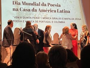 Mafalda Veiga Instagram - Ainda não tinha falado sobre este dia, o Dia Mundial da Poesia. Foi uma enorme alegria tocar em Portugal, pela primeira vez, com a extraordinária compositora colombiana @monica_giraldo .  Já nos tínhamos encontrado em Bogotá, na @filbogota , a convite do @pedrorapoula pela Embaixada de Portugal, já tínhamos gravado um dueto em plena pandemia, editado na Colômbia em 2021, e agora voltámos a encontrar-nos entre poetas para um dia inesquecível na @casamericalatina Obrigada, querida Mónica, pela tua música e pela tua amizade. Que seja a primeira “gotinha de água” de muitos regressos. Obrigada Pedro, obrigada querida @filipaleal_oficial e a todos os poetas que estiveram presentes. E obrigada Manuela Júdice, por toda essa força que nos inspira.❤️