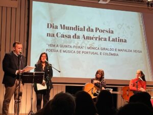 Mafalda Veiga Instagram - Ainda não tinha falado sobre este dia, o Dia Mundial da Poesia. Foi uma enorme alegria tocar em Portugal, pela primeira vez, com a extraordinária compositora colombiana @monica_giraldo .  Já nos tínhamos encontrado em Bogotá, na @filbogota , a convite do @pedrorapoula pela Embaixada de Portugal, já tínhamos gravado um dueto em plena pandemia, editado na Colômbia em 2021, e agora voltámos a encontrar-nos entre poetas para um dia inesquecível na @casamericalatina Obrigada, querida Mónica, pela tua música e pela tua amizade. Que seja a primeira “gotinha de água” de muitos regressos. Obrigada Pedro, obrigada querida @filipaleal_oficial e a todos os poetas que estiveram presentes. E obrigada Manuela Júdice, por toda essa força que nos inspira.❤️
