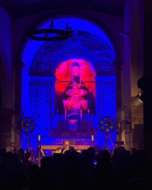 Mafalda Veiga Instagram - Ontem tocámos na Igreja Matriz de Monchique, no ciclo Vamos à Vila, e foi mesmo uma experiência maravilhosa e inesquecível. Que grande público, que grande acústica, que boa energia e que bela equipa a minha também. ❤️🎸 Obrigada a todos, ao Padre Tiago pela maneira tão simpática de nos acolher e ao @municipiodemonchique

Com @joaogilio e @franciscomedinamusic nas guitarras
Som - @joaoornelasmendes 
Luz - @cadiabaioa @fx_roadlights 
Backline - @vieirarmando 
Road Manager - @isabel_bicho 
Booking - @radardossons 

#mafaldaveiga #geografiaparticular