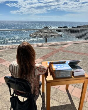 Mafalda Veiga Instagram - Tudo devia viver de frente para o mar.
Obrigada @culturasantacruz ❤️

Santa Cruz, III Feira do Livro
Madeira