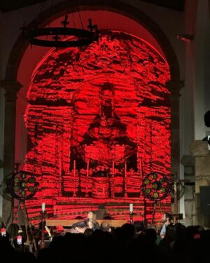 Mafalda Veiga Instagram - Ontem tocámos na Igreja Matriz de Monchique, no ciclo Vamos à Vila, e foi mesmo uma experiência maravilhosa e inesquecível. Que grande público, que grande acústica, que boa energia e que bela equipa a minha também. ❤️🎸 Obrigada a todos, ao Padre Tiago pela maneira tão simpática de nos acolher e ao @municipiodemonchique

Com @joaogilio e @franciscomedinamusic nas guitarras
Som - @joaoornelasmendes 
Luz - @cadiabaioa @fx_roadlights 
Backline - @vieirarmando 
Road Manager - @isabel_bicho 
Booking - @radardossons 

#mafaldaveiga #geografiaparticular