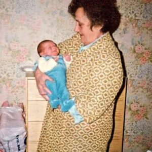 Magalie Vaé Instagram - Une très grande pensée pour mes grands-mère... ❤️

Très bonne fête des grands-mère !!!