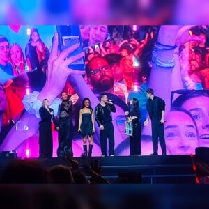 Magalie Vaé Instagram - Retour sur une très belle soirée

Partager ce concert avec ma fille a été très émouvant ...
Et bien-sûr cela m'a rappelé énormément de souvenirs ...

Bravo à cette nouvelle promo Starac pour ce très beau concert ! 

#staracademy #concert #staracademy11 #tours #souvenirs #emotion #mereetfille