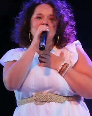 Magalie Vaé Instagram - 🎶🎤💕

📸 Martine F.

👗@cap.saran.instant.2.modes Grain de Malice boutique Cap Saran 

----- partenariat non rémunéré -----

@camping_les_sables_dor @idloisirs
