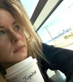 Magda Apanowicz Instagram - Quickest Wardrobe fitting EVER!! I’m feeling very #grateful today. Not only when I book parts (because Acting had my heart “at hello”) but then when I get cast on a show I’m such a fan of, takes it to a whole knew jelly nutter butter filled cup-cake level of joy. Can’t wait to share the next project. #Actor ☺️🐿