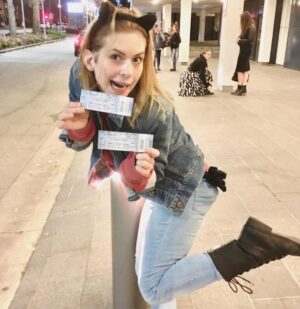 Magda Apanowicz Instagram - Thank you @steveagee and @hardstark for the sweet hook up for tonight’s @myfavoritemurder show. #GeorgiaHardstark & #KarenKilgariff could eat Skittles on a stage for 3hours and I’d still be seriously entertained!
#myfavoritemurder