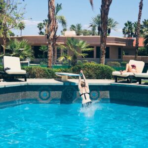 Magda Apanowicz Instagram - My High School Cheerleading coach ( @liz.gigante.ulrich ) would probably find this form questionable! Chin not tucked in, no pull up and my weird run away left leg is doing something I can’t even explain but it’s still an expression of happy and celebration! Never lose that sense of play fellow humans!! #meettheyarvos #palmsprings ☺️ cc MASSIVE photocredit @froggystyle66
