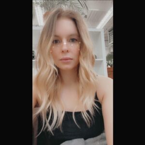 Magda Apanowicz Instagram - I have always found it difficult to find clip in’s that don’t look too thick or feel too heavy. Thank you to @leahkiddbellami for the perfect cut and tailoring (of clips) to my head. No more neck and spine workouts for my auditions. #actorlife #hairextensions #bellamihair