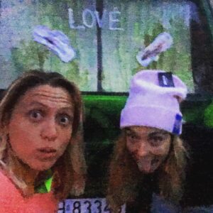 Magdalena Koleśnik Instagram - Dzielimy się tym co z nas najlepsze ❤️ Przepływa to  Przecieka to  Wykwita  to jest #naszamiłość  bo miłość między kobietami jest  nie będę tego powtarzać  bo robić mi się ją chce  nie gadać ją  Yo yo !  P.S. Nosicielem instalacji jest @aleksandra.domanska ‚s car co jest eko jeździ na krew 🧛‍♀️ #stopbodyshaming #startbodyloving