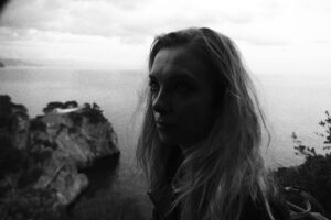 Magdalena Koleśnik Instagram - „Kim jest ten trzeci, który zawsze idzie obok ciebie?
Gdy liczę nas, jesteśmy tylko ty i ja
Lecz gdy spoglądam przed siebie w biel drogi
Zawsze ktoś jeszcze idzie obok ciebie
– Kim jest ten, który idzie po twej drugiej stronie?”
T.S.Eliot  #capriwyspauciekinierów #malapartehouse #pogarda #godard fot @natanberkowicz