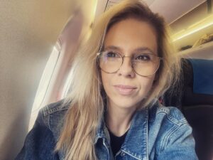 Magdalena Margulewicz Instagram - Podróże małe i duże. Miłego dnia dla wszystkich. Pędzę do stolicy szykowac coś fajnego dla widzów tv4#haveaniceday #work #actress #🌸