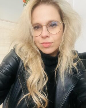Magdalena Margulewicz Instagram - Kochani moi. Jestem poruszona tym ,co dzieje się dzisiaj na forum ,po ostatnim odcinku 14 sezonu SWK . Ilość wiadomości od Was, komentarzy i emocji jakich Wam dostarczył ten sezon, sprawia ze czuje się w obowiazku utulić Was wszystkich. Żaden serial nie ma takich fanów. Żaden. Jesteście absolutnie wyjątkowi. Z całego serca Dziękuje Wam za spędzenie czasu z nami. Za każde dobre słowo i moc jaka płynie od Was w naszą stronę.  Pamiętajcie ze milosc to potężna siła :) bywa różnie ale przecież doskonale wiecie ze my tak naprawdę to bardzo się kochamy 😉na dowód kilka zdjęć . Kiepskie może bo zawsze jesteśmy zajęci czymś innym niż robieniem sobie zdjęć,ale czasami mamy taki przebłysk 😂To trudny zawód ale spotyka się wyjątkowych ludzi. I dla tych spotkań warto …Michał Dziekuje Ci za wszystko. Ty wiesz……..Ps. I tak tego nie przeczyta bo nie ma instagrama stary ramol.😉😂 ps2. Całuje Was mocno , Dziekuje!!!!Wasza Górska❤️# @wydzialkryminalny # @sprawiedliwi_najlepsi_fani # @wydzialkryminalny # @wydzialkryminalny.fanpage # @gorska_i_jawor # @dagaxjawor # @tv4czworkaofficial