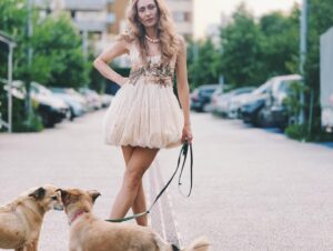 Magdalena Popławska Instagram - Szukam amatora starych psów. Mam do oddania jednego, tego ciut większego choć niższego.  Stary. Zdrowy. Nie widzi. Niewiele słyszy.  Głównie spi. Jest cudny. Ciężko mu po schodach, wiec najlepiej  dom z ogrodem❤️❤️❤️
Komu?