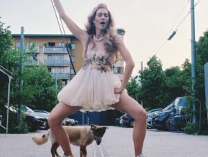 Magdalena Popławska Instagram - Szukam amatora starych psów. Mam do oddania jednego, tego ciut większego choć niższego.  Stary. Zdrowy. Nie widzi. Niewiele słyszy.  Głównie spi. Jest cudny. Ciężko mu po schodach, wiec najlepiej  dom z ogrodem❤️❤️❤️
Komu?
