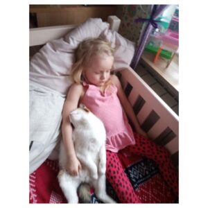 Magdalena Popławska Instagram - W DNIU DZIECKA - chciałybyśmy z siostrą żeby ten budynek w tle na zdjęciu za nami 👉🏼 @centrum_zdrowia_dziecka 👉🏼 i jemu podobne opustoszały, a wszystkie cierpiące dzieci wyzdrowiały i wróciły szczęśliwie do domu. 💓 ๑´• .̫ •ू`๑)💓 W DNIU DZIECKA pragniemy, żeby Dzieci z niepełnosprawnościami i ich opiekunowie @2119pln  wywalczyły należne im  prawa. ☼ ✌ (◍•ᴗ•◍)✌ ☼ 
W DNIU DZIECKA prosimy, abyście podpisali petycję @dajemydzieciomsile do wszystkich partii politycznych o włączenie kwestii bezpieczeństwa dzieci w ich programy wyborcze! ( link w Bio )
W DNIU DZIECKA chcemy z całego serca podziękować WSZYSTKIM  osobom za wsparcie zbiórki na rzecz naszej kuzynki MARCELINY która w Centrum Zdrowia Dziecka w Warszawie spędziła  z rodzicami ciężkie dwa miesiące walcząc o życie. Marcysia przeszła przyspieszoną radioterapie, marzyła o powrocie  do domu, do swojej siostry, babci, kotka i to się udało. Teraz  potrzebuje rehabilitacji i  opieki 24 godziny na dobę obojga rodziców - to jest możliwe dzięki WASZYM dobrym sercom, pomocy rodziny i bliskich. Tata Cysi dzięki zbiórce między innymi mógł wyremontować i dostosować łazienkę i pokój. Na drugim zdjęciu Marcysia jest już w domu, na pierwszym spacerze i cieszy się wiosną. 🌸🌼🌺 BARDZO DZIĘKUJEMY! Niech DOBRO WRÓCI DO WAS I WASZYCH DZIECI! #dziendziecka #fundacjanaszedzieci #fundacjadajemydzieciomsiłę stopkrzywdzeniudzieci #wszytskiedziecinaszesą