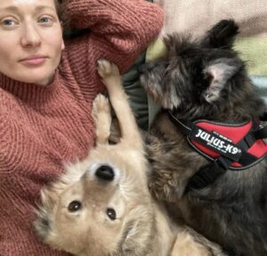 Magdalena Popławska Instagram - Moj zwierzoświat.
Wczoraj pożegnałam się z Perłą. Pożegnałam już wiele zwierzat. Zbieram głównie stare psy, wiec jakby jestem gotowa na pożegnania. Ale zawsze to jest trudne, kiedy się wraca do domu bez nich!
Nie wierze w niebo i piekło, ani w reinkarnacje ale chce wierzyć, że mają sie dobrze. Że mają się lepiej. Wszyscy, którzy nas opuszczają i idą dalej. 
A my zostajemy i próbujmy celebrować życie!❤️
Miłego dnia!
Biegnij Perła.