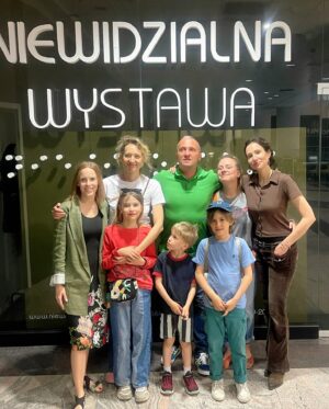 Magdalena Popławska Instagram - Zobaczyć ciemność, doświadczyć niewidzenia. Nie widząc - poczuć. @niewidzialna_wystawa_warszawa OTWIERA OCZY. Poruszanie się po mieszkaniu, ulicy, lesie w całkowitej ciemności pozwala zrozumieć świat osób niewidomych a z takim przewodnikiem jak @sebastiangrzywacztoja można ZOBACZYĆ, POCZUĆ i ZROZUMIEĆ dużo więcej. Dziękujemy za to doświadczenie z @magda.poplawska @kach_blazejewska_dietetyk @mariamatyldawojciechowska_ i naszymi dziećmi. Bardzo namawiam kto jeszcze wystawy nie widział 👁️. MUSICIE TO ZOBACZYĆ! 🧑🏼‍🦯👨🏼‍🦯👩🏻‍🦯👩🏻‍🦯👩🏻‍🦯Uścisk dla @malgorzataszumowska ♥️ , udało się w końcu. 🙌🏼