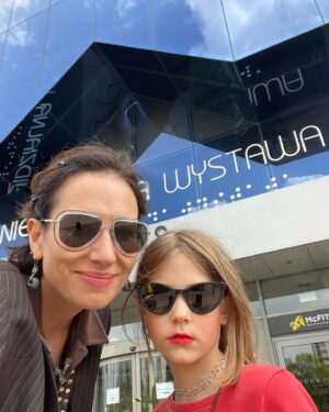 Magdalena Popławska Instagram - Zobaczyć ciemność, doświadczyć niewidzenia. Nie widząc - poczuć. @niewidzialna_wystawa_warszawa OTWIERA OCZY. Poruszanie się po mieszkaniu, ulicy, lesie w całkowitej ciemności pozwala zrozumieć świat osób niewidomych a z takim przewodnikiem jak @sebastiangrzywacztoja można ZOBACZYĆ, POCZUĆ i ZROZUMIEĆ dużo więcej. Dziękujemy za to doświadczenie z @magda.poplawska @kach_blazejewska_dietetyk @mariamatyldawojciechowska_ i naszymi dziećmi. Bardzo namawiam kto jeszcze wystawy nie widział 👁️. MUSICIE TO ZOBACZYĆ! 🧑🏼‍🦯👨🏼‍🦯👩🏻‍🦯👩🏻‍🦯👩🏻‍🦯Uścisk dla @malgorzataszumowska ♥️ , udało się w końcu. 🙌🏼