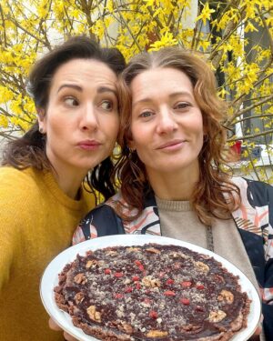Magdalena Popławska Instagram - Ponieważ nasza mama postanowiła spędzić w tym roku święta w towarzystwie SARS-CoV-2, siostra stanęła na wysokości zadania i upiekła …. TARTĘ BEZ PIECZENIA! 🤪✌🏼! Za nami w tle jadalne kwiaty forsycji. Jak zabraknie tarty - będą jedzone 🌼✌🏼Smacznych Świąt! 🐣🐥 #swietawielkanocne #rodzinneswieta #tartabezpieczenia #forsycje #wiosna