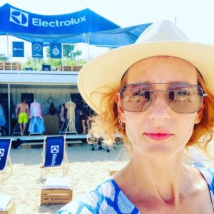 Magdalena Popławska Instagram - Miesiąc na plaży. Najpierw w pracy, potem prywatnie. Z córką z rowerami i z psami w przyczepce szukałyśmy pustych plaży! Znalazłyśmy piękne miejsca.
Na koniec przystanek Gdańsk. Wspaniała akcja w strefie @electrolux_pl , pokaz mody cyrkularnej przygotowana z nieużytych materiałów z innych pokazów Tomka Ossolińskiego! A potem panel o tym jak radzimy sobie z próżnością i bezwzględnością mody. Okazało się, że wszystkie bardzo stawiamy na ciuchy z drugiej ręki. I że secondhand’y nauczyły nas kreatywności. Wróciłam z odrobiną nadziei. Liczę na to że ludzie mody pojmą jak bezpośredni wpływ ich branża ma na katastrofę klimatyczną, na zaśmiecanie i zanieczyszczanie Ziemi, i że tak nie musi być! Wróciłam do domu, ale w Gdańsku na plaży Brzeźno do 17 sierpnia działa sklep @ubrania_do_oddania czyli drugie życie ciucha! Idźcie i sprawdzić co tam jest!❤️